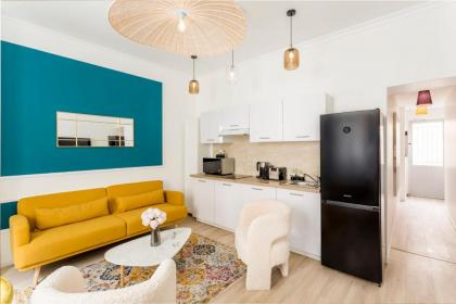 Cosy 3 bedroom & 2 bathroom Apartment - Opera - image 2