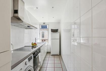 Trocadero & Arc de Triomphe - CityApartmentStay - image 3