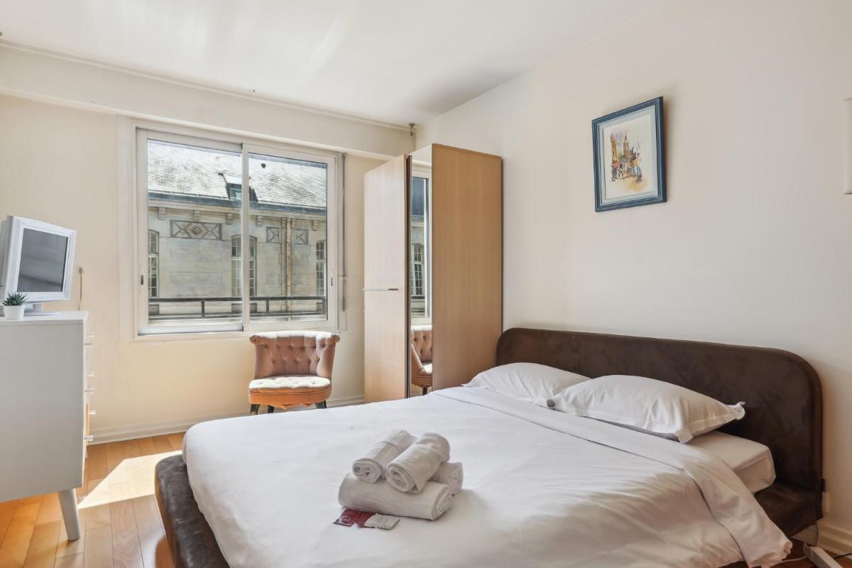 Trocadero & Arc de Triomphe - CityApartmentStay - image 4