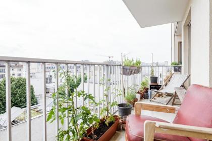 Bright apartment with double terrace - image 15