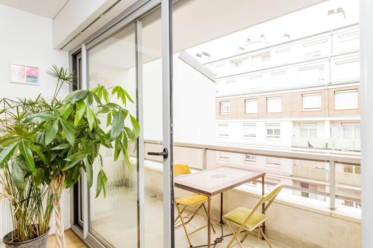 Bright apartment with double terrace - image 3