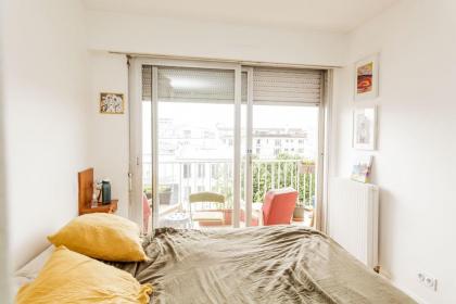 Bright apartment with double terrace - image 8