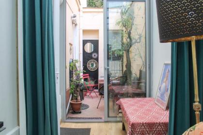 Charming T2 Batignolles with private courtyard - image 4