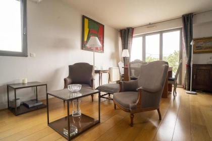 Apartment overlooking the rooftops of Paris - image 3