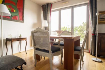 Apartment overlooking the rooftops of Paris - image 4