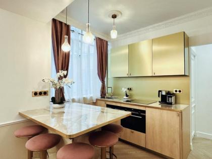 Luxury 2 Bedroom & 1 Bathroom - Le Marais - image 12