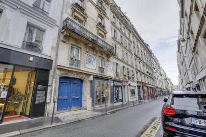 Spacious bright Split Level Flat in the Fashionable Marais - image 6