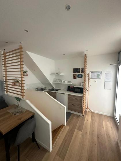 Modern and warm fully renovated split level apart steps away from the Grands Boulevard - image 11