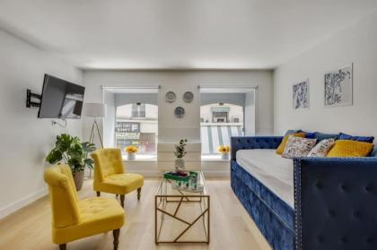 Modern french studio charm in the city - image 5