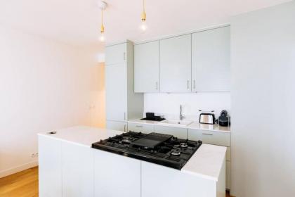 Stylish & Luminous 2 BD Apartment - image 19