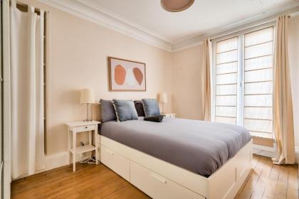 Luxurious 2 Bedroom Arc de Triomphe Dôme Free Netflix - image 15