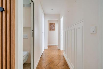 Luxurious 2 Bedroom Arc de Triomphe Dôme Free Netflix - image 17