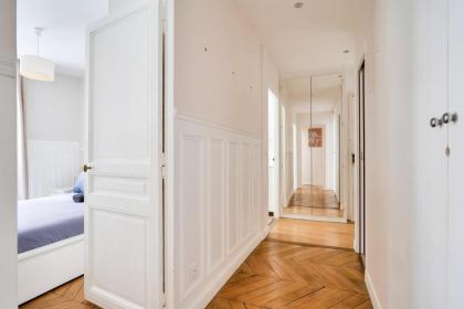 Luxurious 2 Bedroom Arc de Triomphe Dôme Free Netflix - image 6