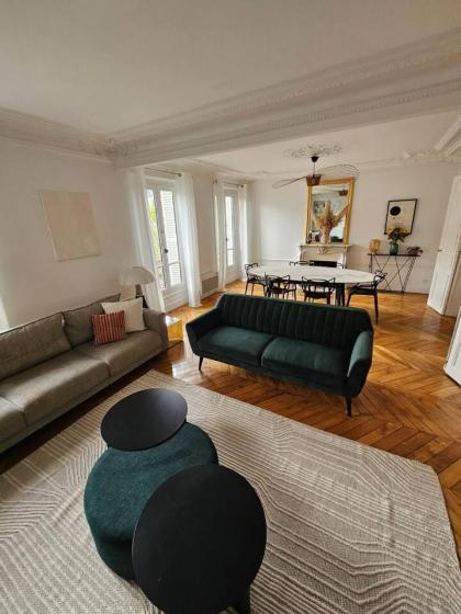 TYPICAL HAUSSMANNIEN FLAT - image 9