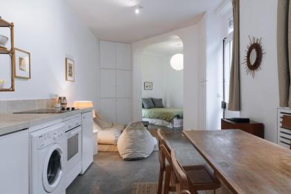 Gorgeous Apartment for 2 with Courtyard! - image 17