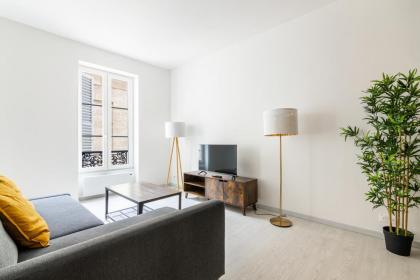 Luxurious 2 Bedroom Avenue des Champs-¿ys¿ Saint-Philippe du Roule Free Netflix - image 11