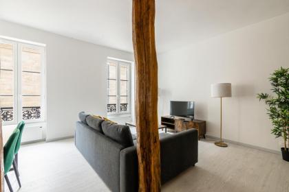 Luxurious 2 Bedroom Avenue des Champs-¿ys¿ Saint-Philippe du Roule Free Netflix - image 12