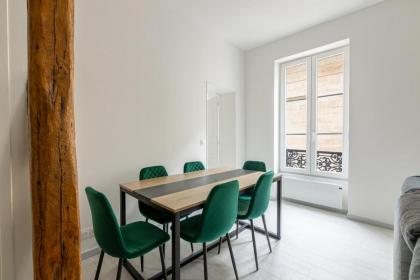 Luxurious 2 Bedroom Avenue des Champs-¿ys¿ Saint-Philippe du Roule Free Netflix - image 13