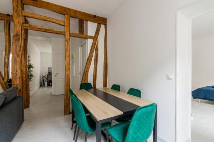 Luxurious 2 Bedroom Avenue des Champs-¿ys¿ Saint-Philippe du Roule Free Netflix - image 14