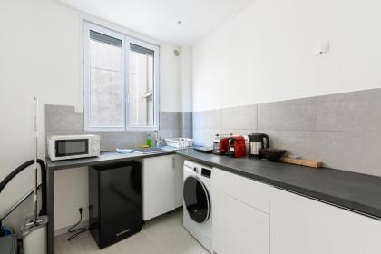 Luxurious 2 Bedroom Avenue des Champs-¿ys¿ Saint-Philippe du Roule Free Netflix - image 16