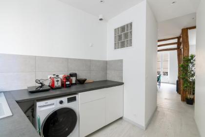 Luxurious 2 Bedroom Avenue des Champs-¿ys¿ Saint-Philippe du Roule Free Netflix - image 17