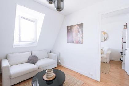 Chic Apartment w 2 Sofa Beds 18th Arrondissement - image 7