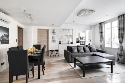 Spacious and bright 63 m cocoon in Paris 3th - image 2