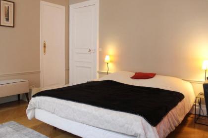 Spacious apartment - near Trocadero - image 11