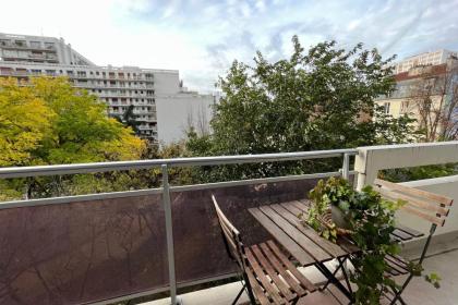 Small nest with view of the Eiffel Tower