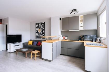 Exuberant 1BD Apartment near Canal Saint-Martin! - image 10