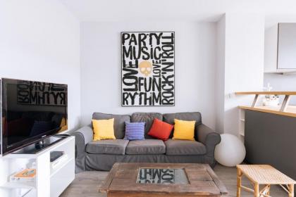 Exuberant 1BD Apartment near Canal Saint-Martin! - image 2