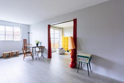 Exuberant 1BD Apartment near Canal Saint-Martin! - image 7