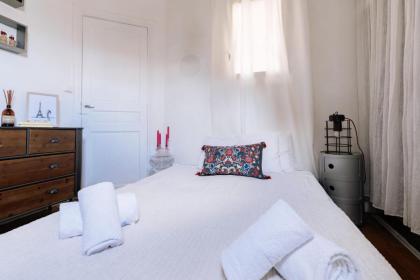 Charming Studio Apartment Latin Quarter! - image 11