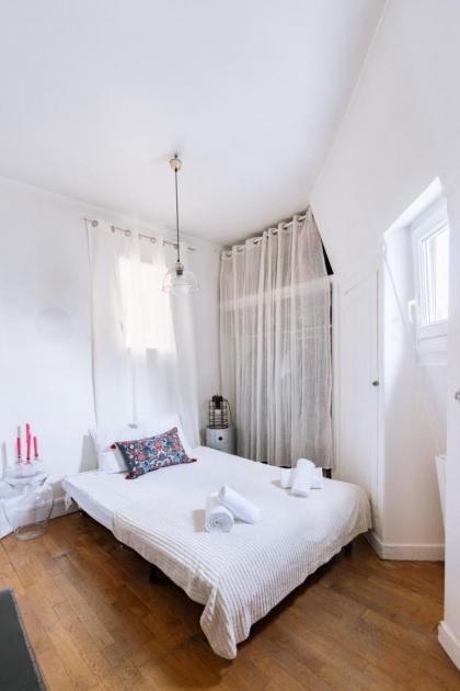 Charming Studio Apartment Latin Quarter! - image 12