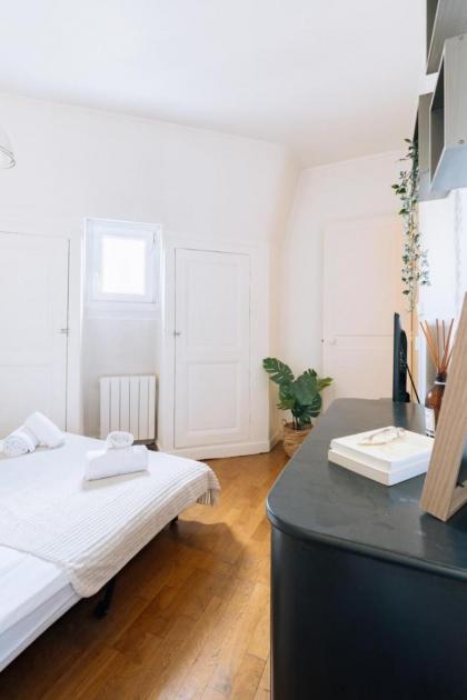 Charming Studio Apartment Latin Quarter! - image 13