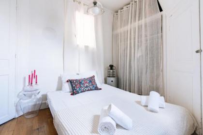 Charming Studio Apartment Latin Quarter! - image 17