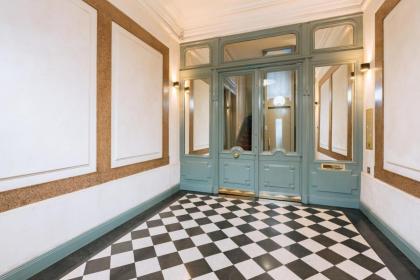 Charming Studio Apartment Latin Quarter! - image 4