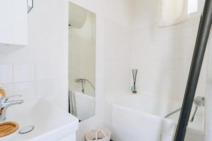 Charming Studio Apartment Latin Quarter! - image 5