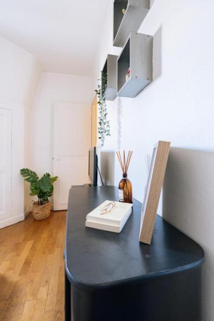 Charming Studio Apartment Latin Quarter! - image 9