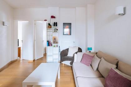 Spacious & Stylish 2BD Apartment Beaugrenelle! - image 10