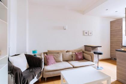 Spacious & Stylish 2BD Apartment Beaugrenelle! - image 11