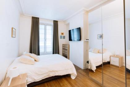 Spacious & Stylish 2BD Apartment Beaugrenelle! - image 12