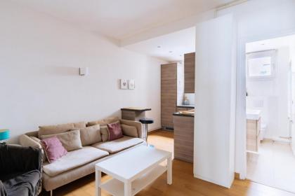 Spacious & Stylish 2BD Apartment Beaugrenelle! - image 8