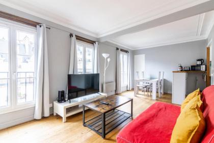 Luxurious 2 Bedroom Tour Eiffel Bourdonnais Free Netflix - image 4