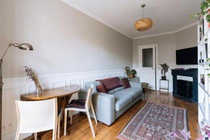 Charming 1BD Apartment w intimate Patio Jaurès ! - image 2