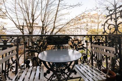 Charming 1BD Apartment w intimate Patio Jaurès ! - image 8