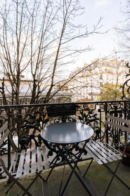 Charming 1BD Apartment w intimate Patio Jaurès ! - image 9