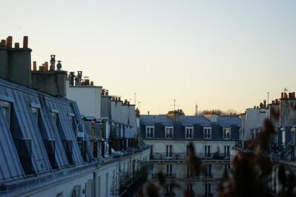 Atypical nest near Latin Quarter