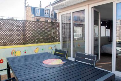 Cosy apartment with balcony in the heart of Paris - image 13