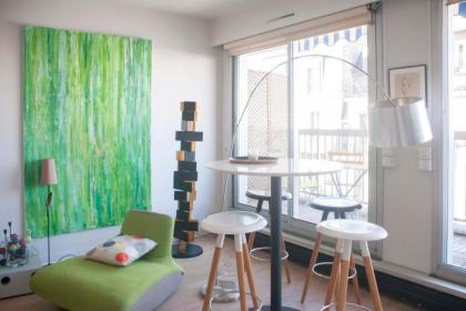 Cosy apartment with balcony in the heart of Paris - image 2